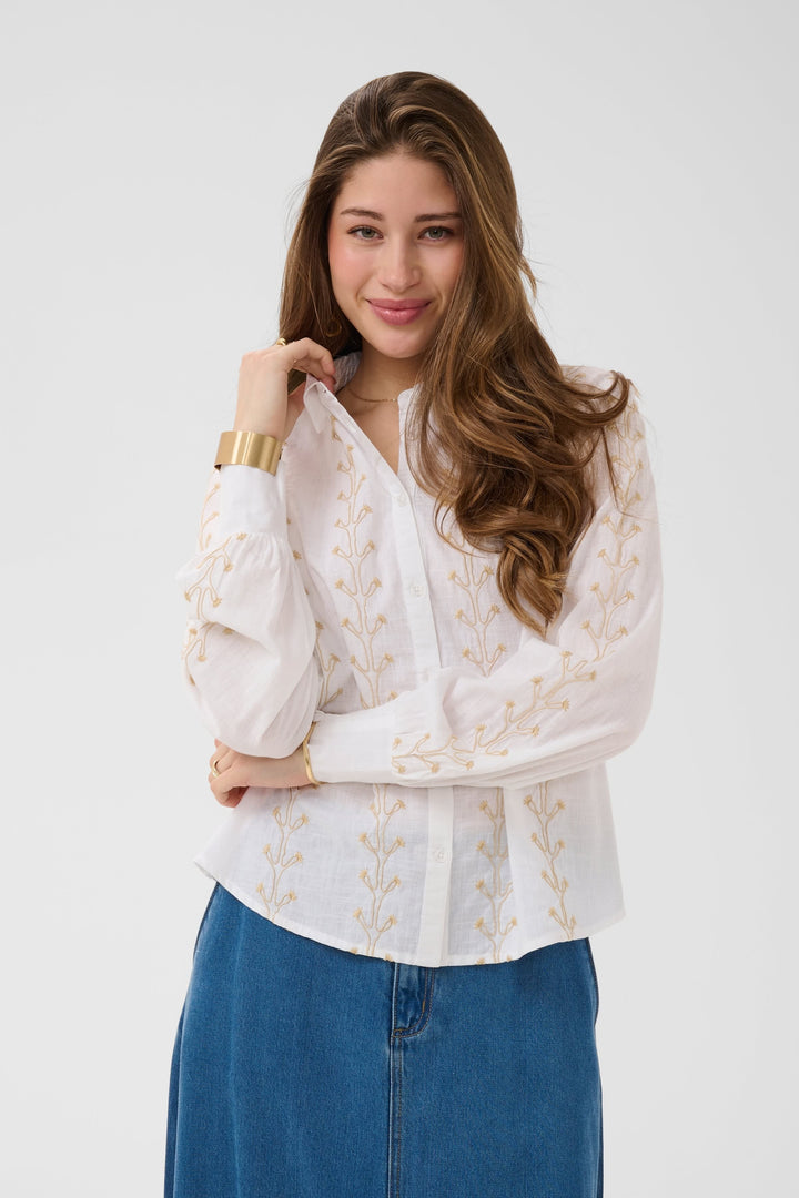 Vue de face chemise Tracy brodée manches longues blanche pour femme Cream - Valérie Simon