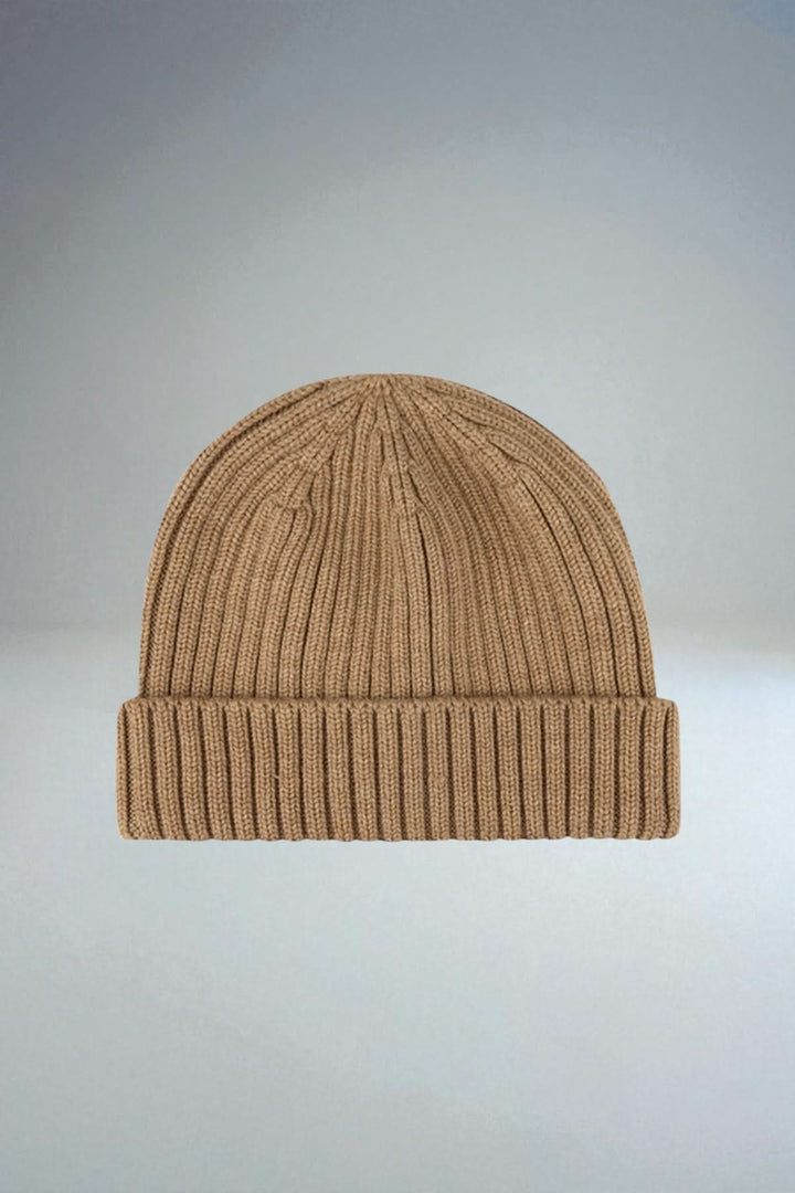 Tuque en laine mérinos côtelée beige avec tricot côtelé, offrant chaleur et confort, idéale pour l'hiver.