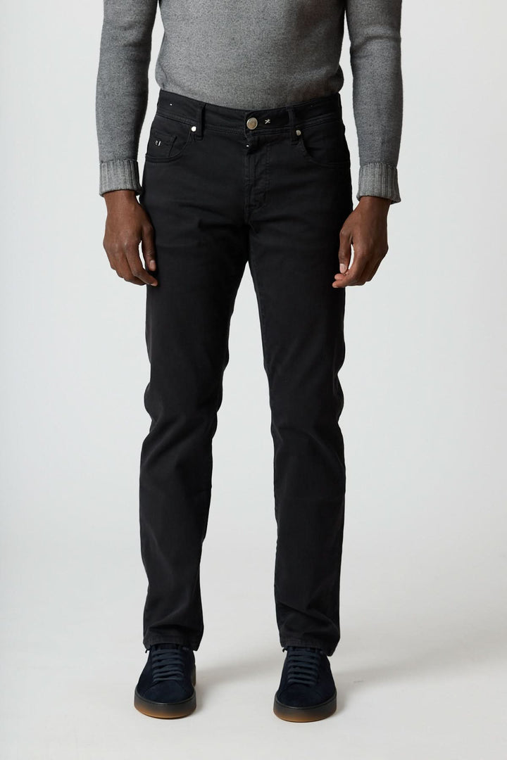 Jean 5 poches stretch coupe moderne noir pour homme, offrant confort extensible, coupe fuselée. Associez avec chemise blanche, sneakers.