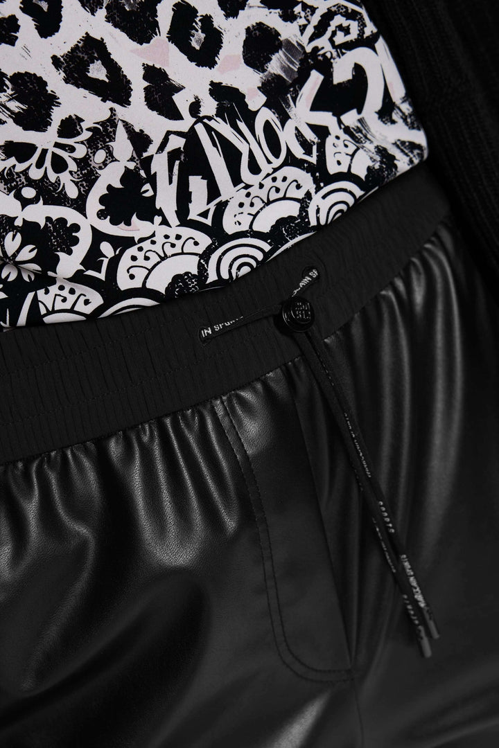 Pantalon habillé Rhodos effet cuir avec taille élastique et coupe fuselée, style moderne et audacieux.