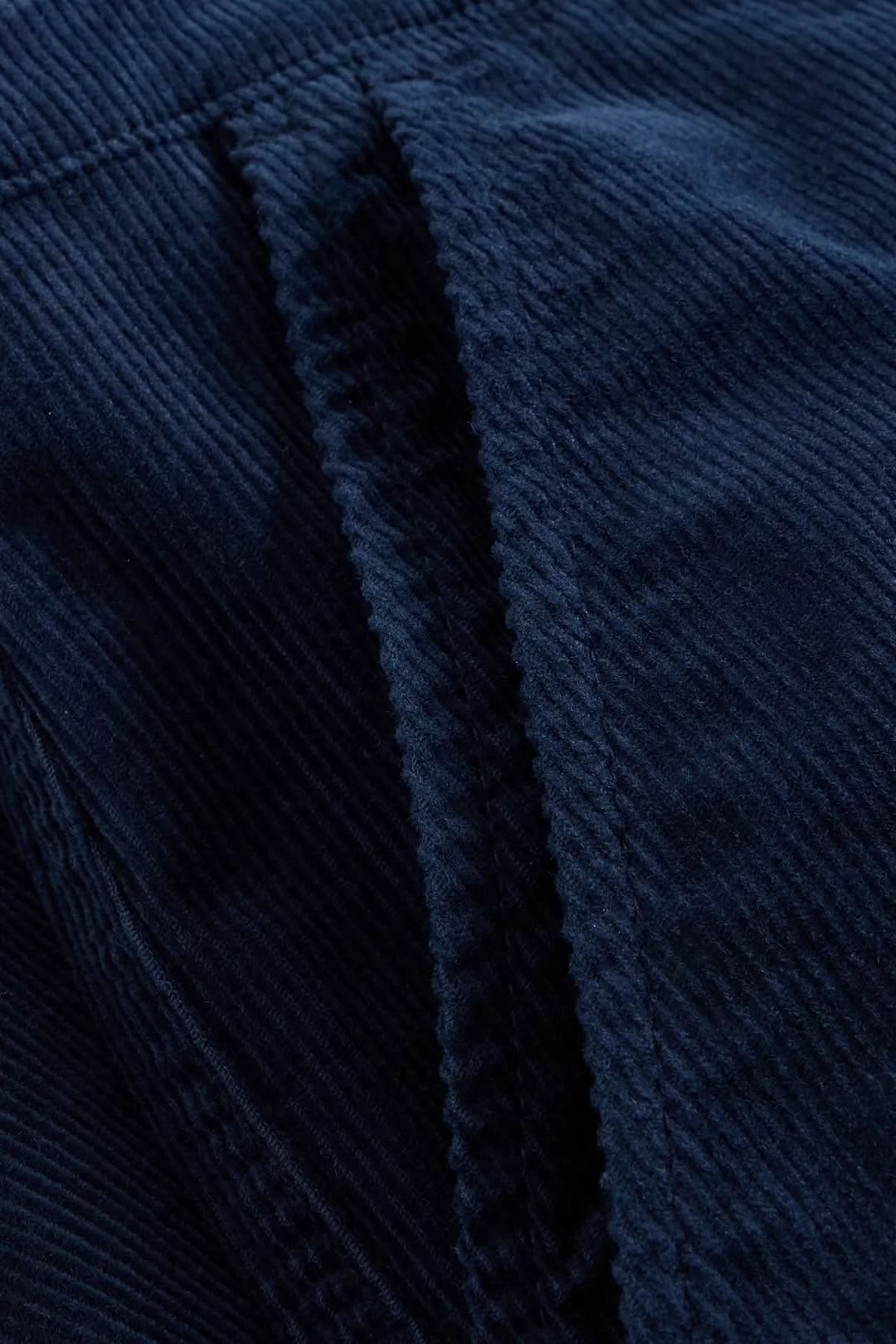 Détail en gros plan du velours côtelé bleu du Pantalon Twister avec texture visible.
