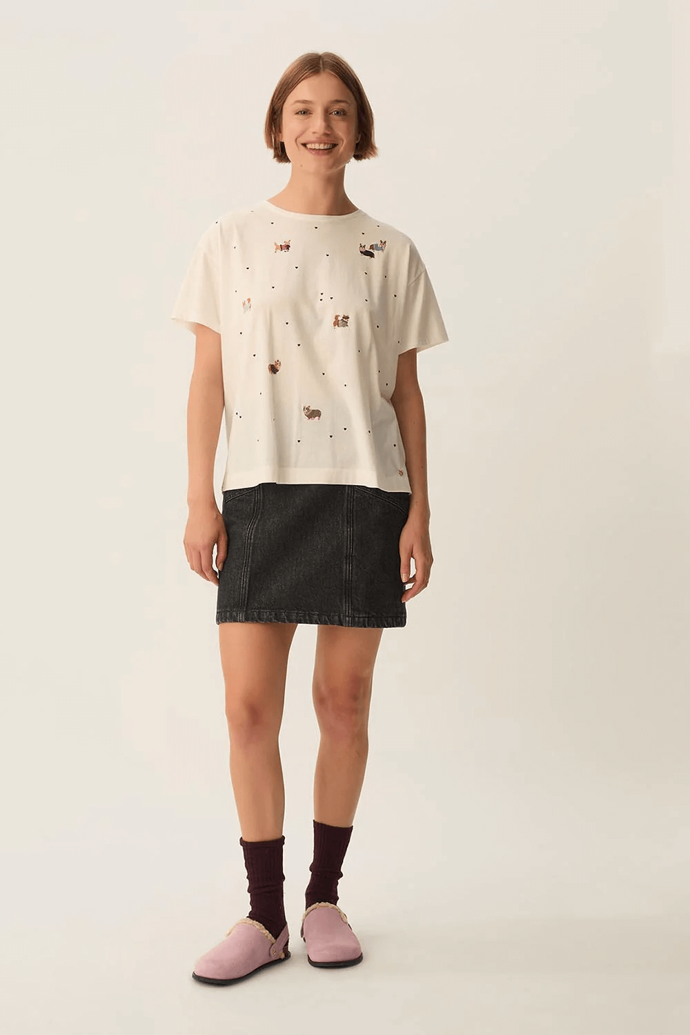 T-shirt Fanelie ample imprimé chiens avec motifs chiens et cœurs, manches courtes. Casual style with denim skirt. Comfortable daily wear.