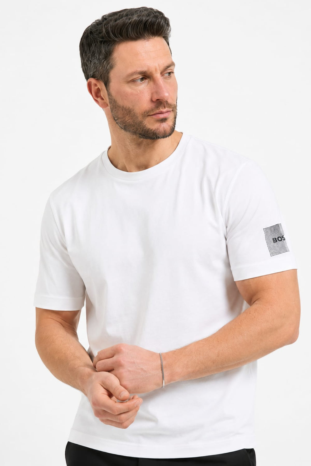 Vue de face ensemble de deux t-shirts Hugo Boss pour homme noir et blanc avec logo - Valérie Simon