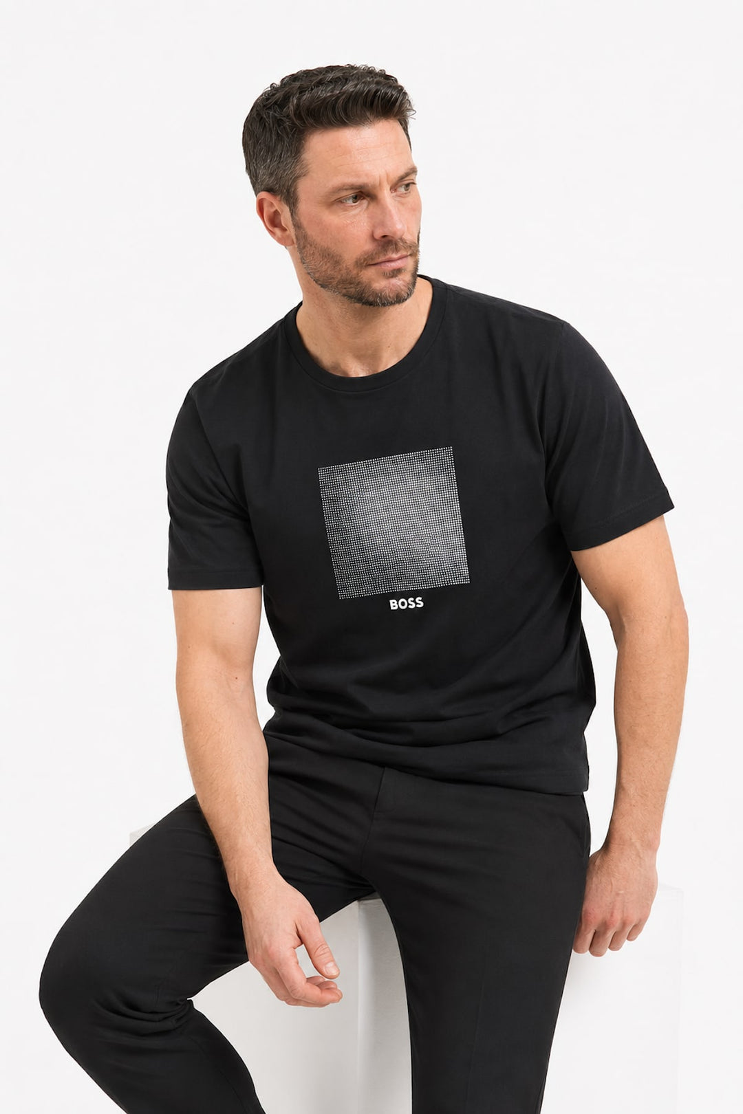 Vue de face t-shirt extensible BOSS gris pour homme avec logo Hugo Boss - Valérie Simon