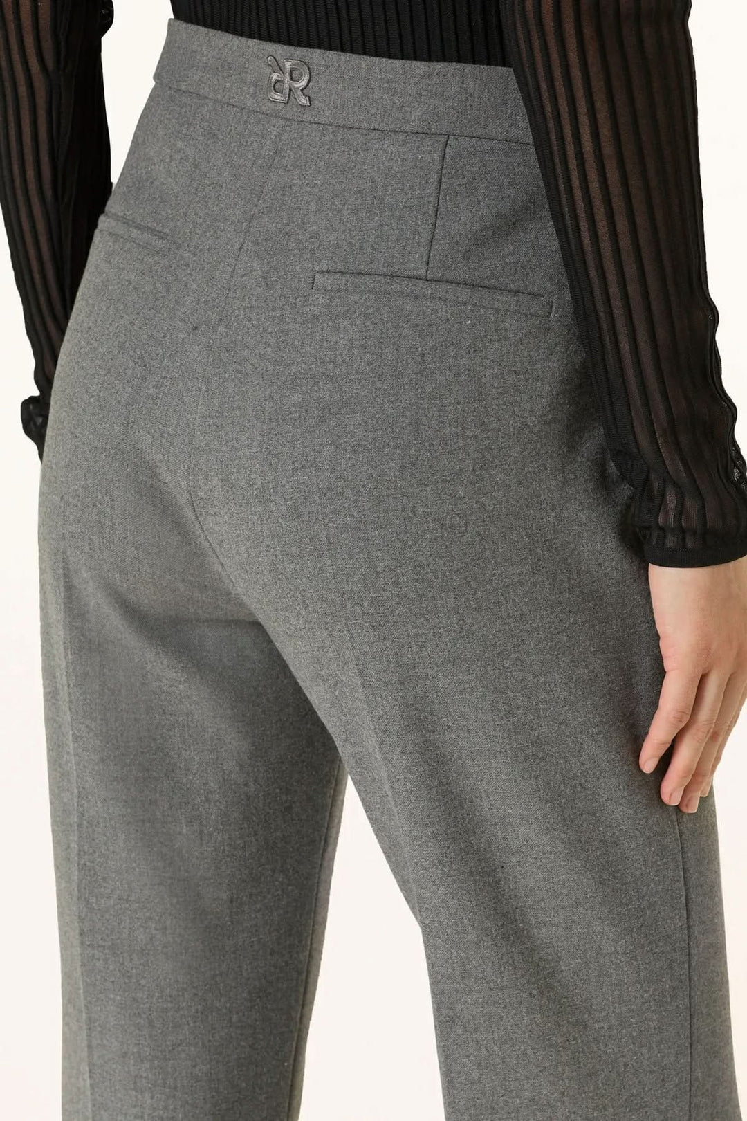 Pantalon habillé coupe évasée à plis marqués