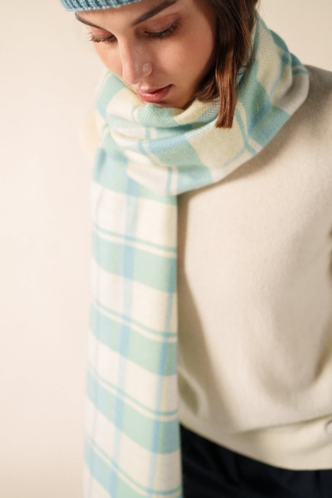 Vue de côté foulard Carreau Saint James beige avec motifs géométriques pour femme - Valérie Simon