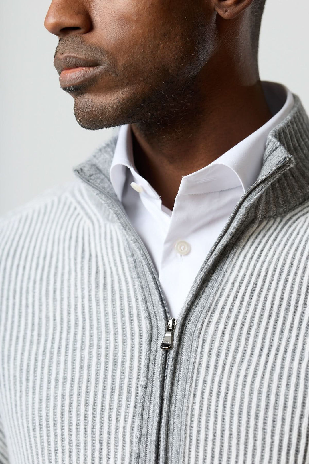 Chandail zippé col montant en maille côtelée