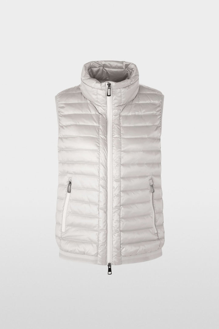 Veste matelassée sans manches en tissu léger, idéale pour un style contemporain et un confort thermique.