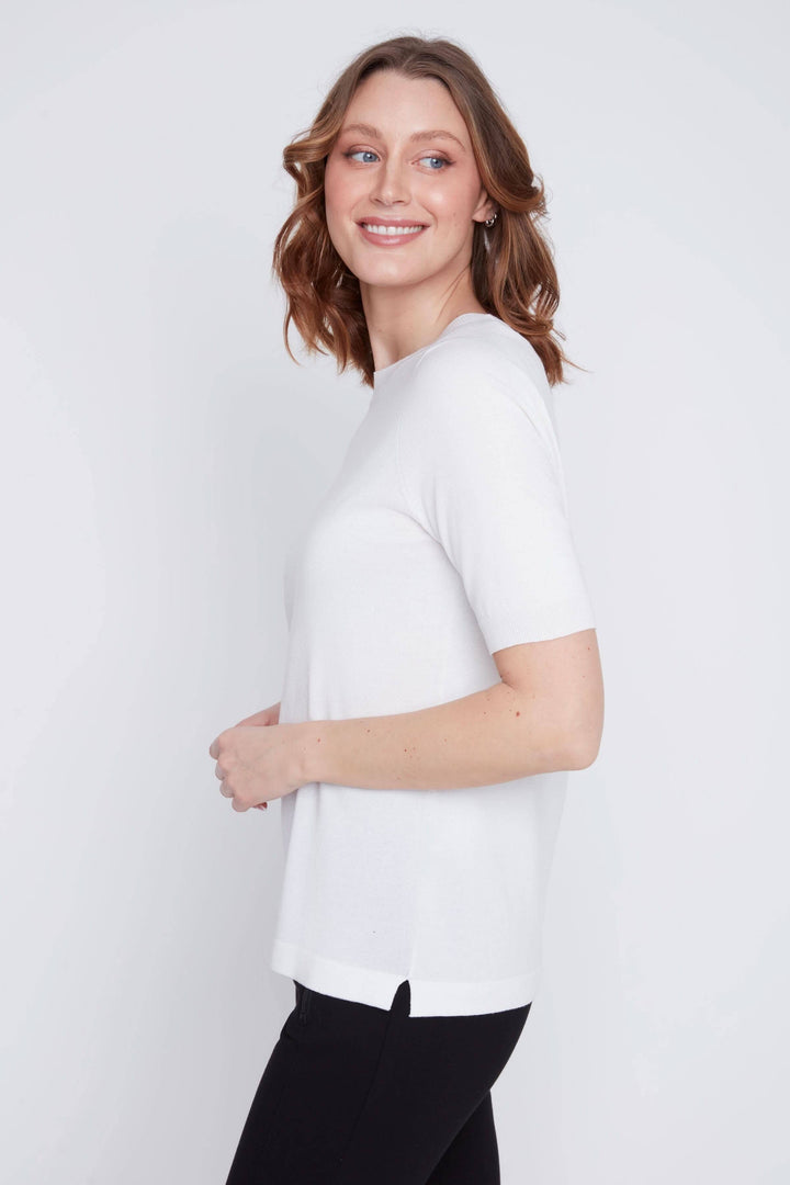 T-shirt classique blanc à manches courtes, coupe droite, encolure ronde, porté en style minimaliste.