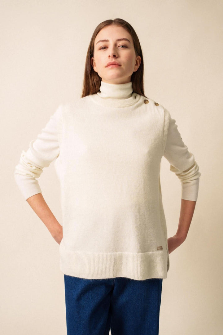 Veste LA CLUSAZ en jersey blanc avec col montant et boutons, style contemporain et chic.