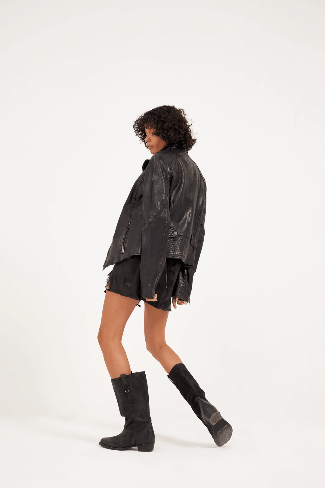 Veste Elsa en cuir véritable avec coupe ajustée et style minimaliste portée par une femme, conjuguant raffinement et modernité.