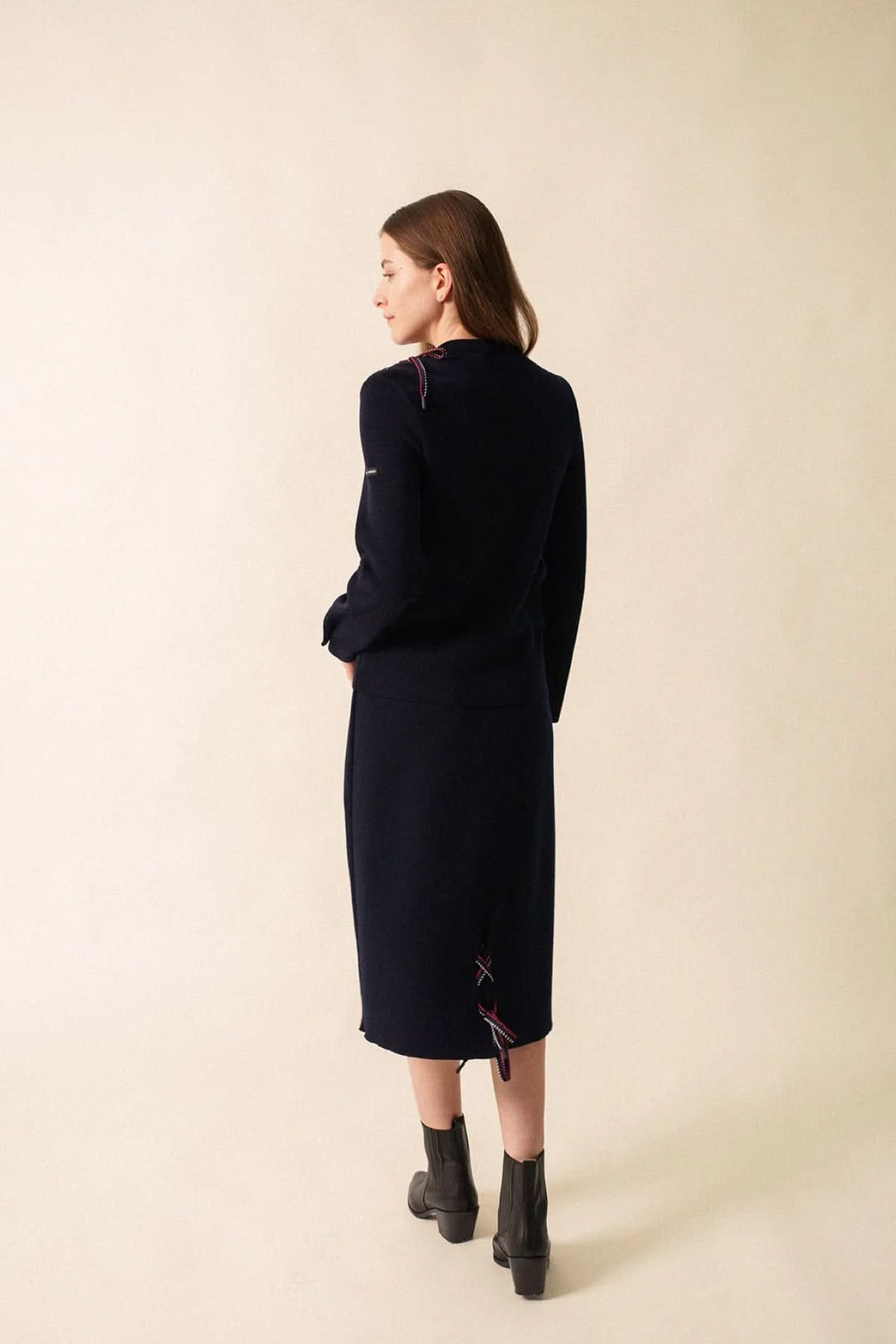 Chandail en maille à détail nœud sur l'épaule, coupe droite élégante.