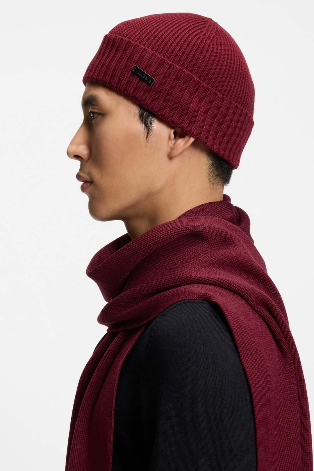 Tuque en laine vierge à maille épaisse BOSS portée avec écharpe assortie