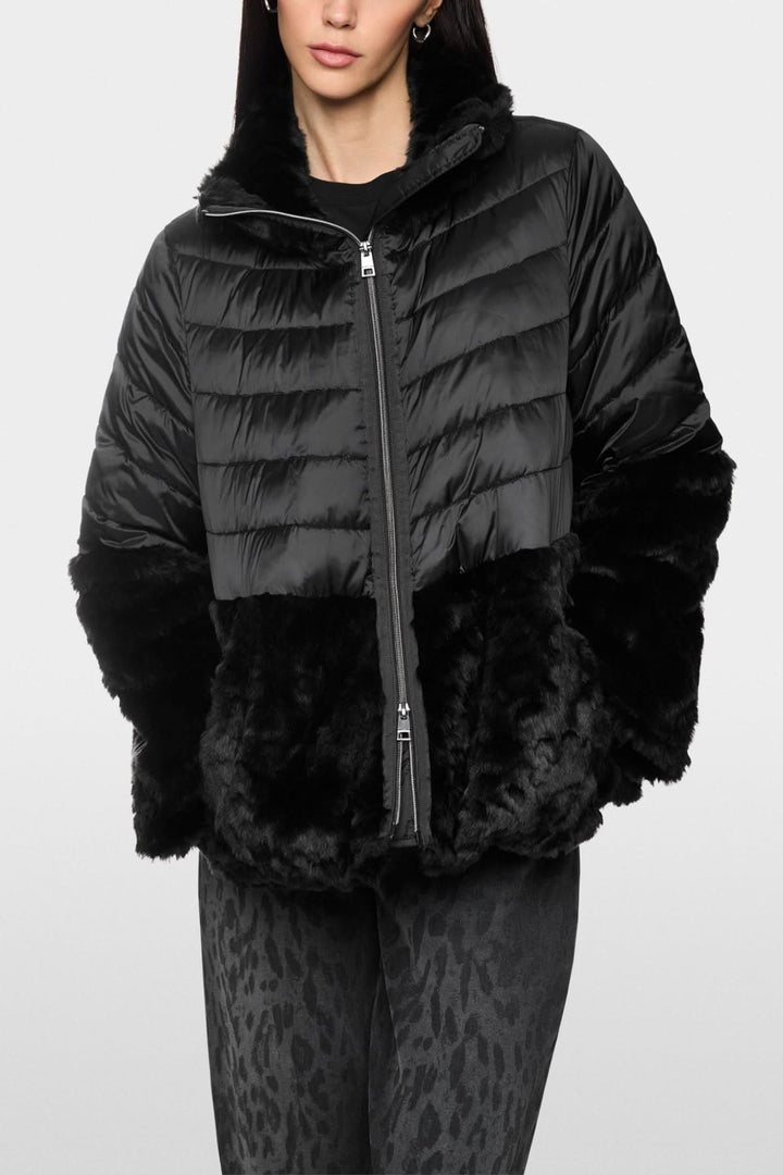 Veste matelassée avec fausse fourrure