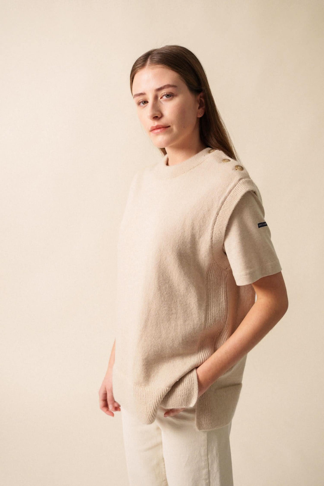 Veste sans manche LA CLUSAZ en jersey avec encolure boutonnée et fentes latérales, offrant une allure originale et structurée.