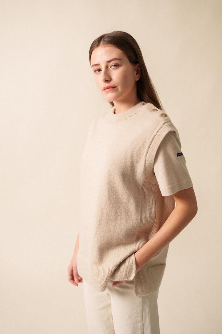 Veste sans manche LA CLUSAZ en jersey avec encolure boutonnée et fentes latérales, offrant une allure originale et structurée.