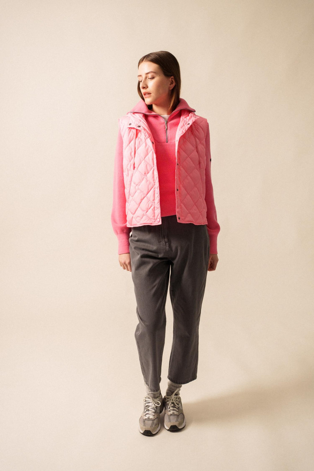 Doudoune sans manche STE JODIE, sportive et féminine, col montant, capuche intégrée, look urbain en rose.