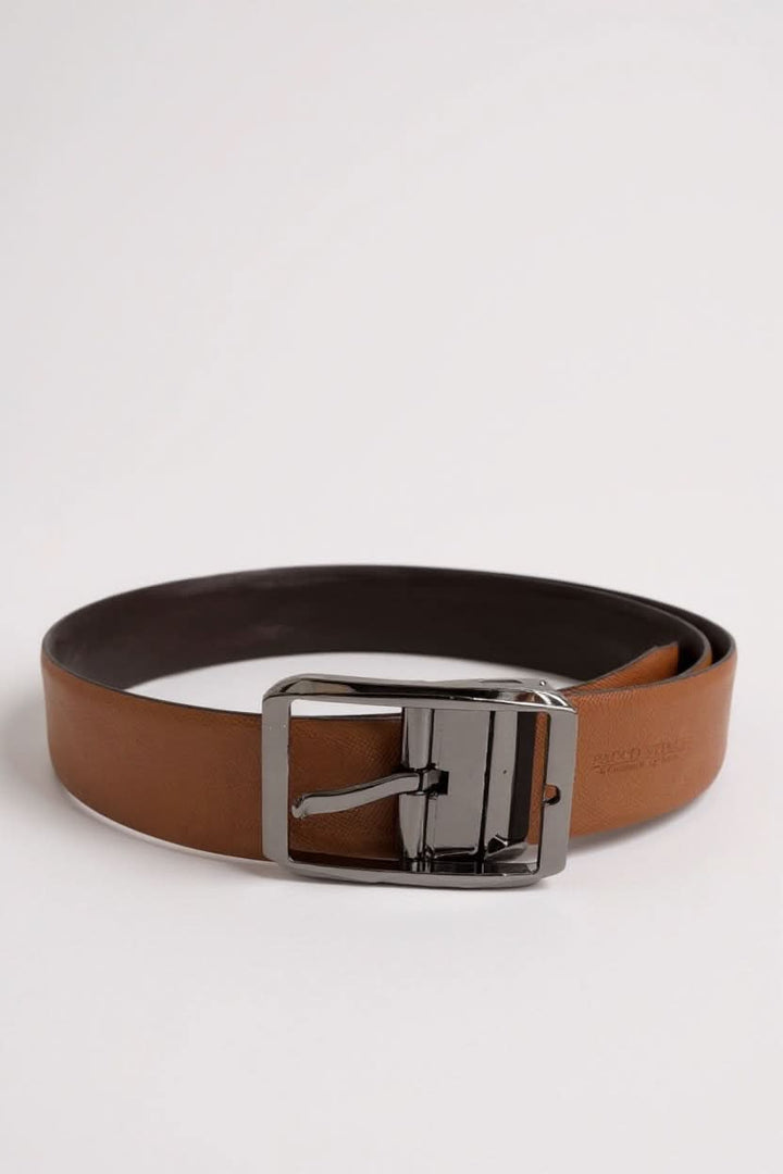 Ceinture réversible en cuir italien avec boucle graphite, montre sa fonctionnalité et raffinement italien.