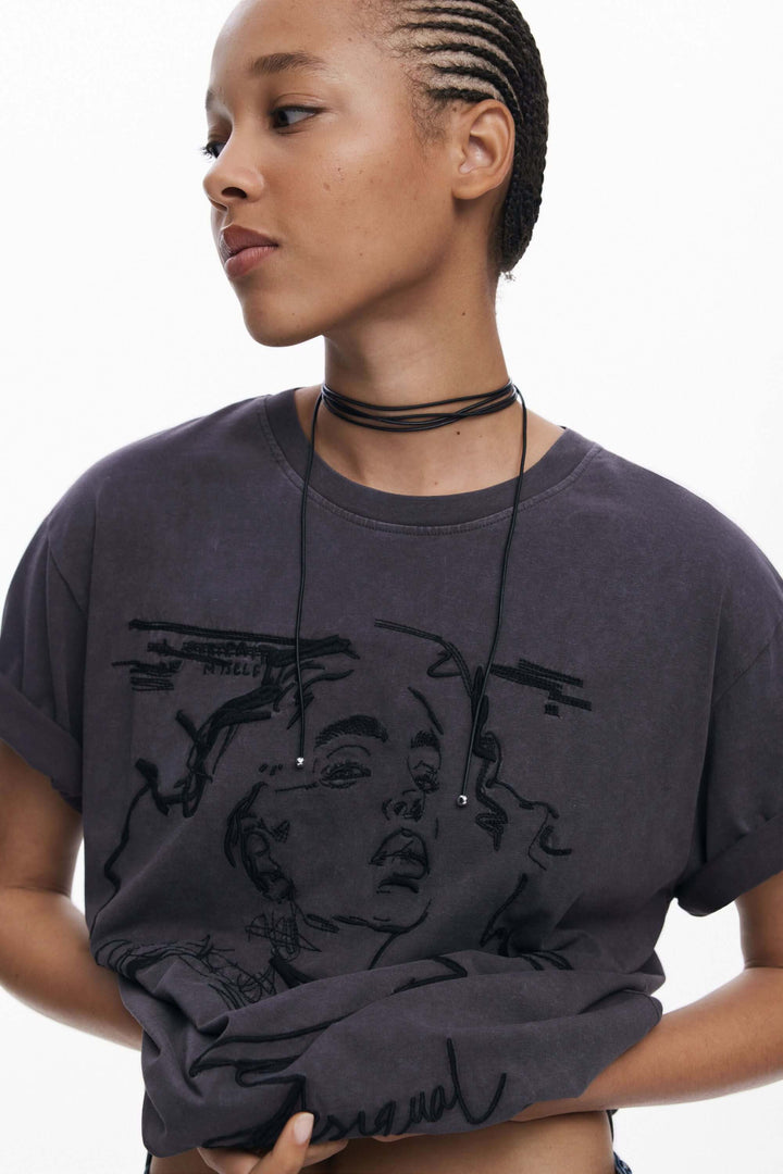 T-shirt à manches courtes avec imprimé artistique en contour brodé d'un visage, style décontracté et oversize.