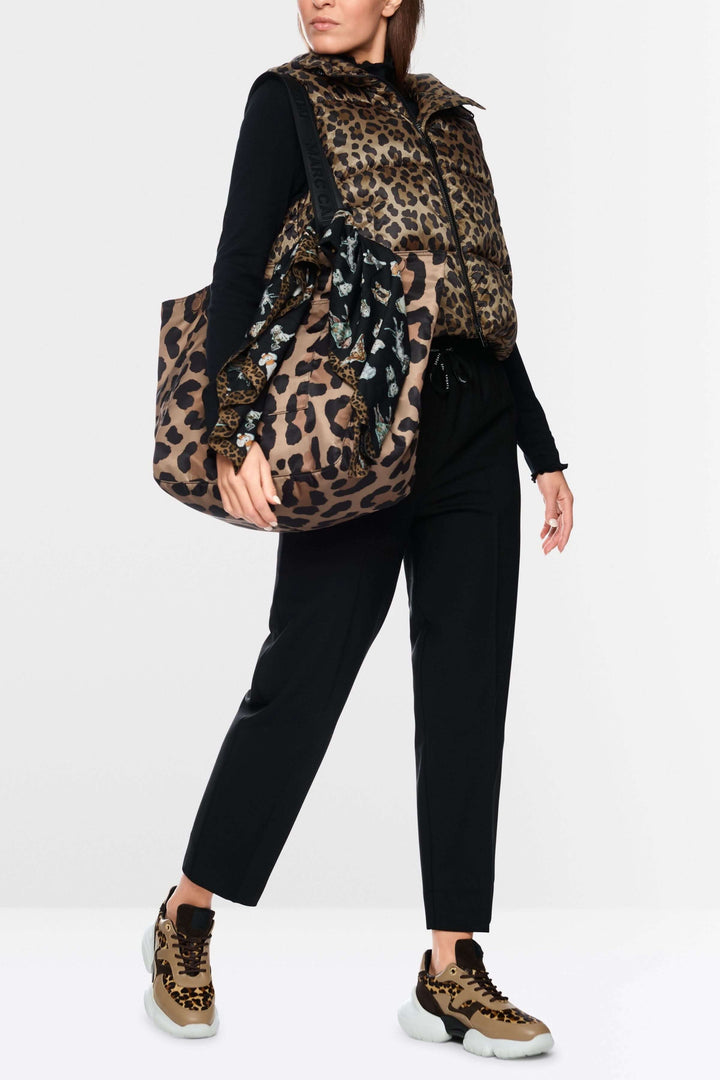 Veste matelassée à imprimé léopard et capuchon, élégante et parfaite pour superposer, idéale pour la mi-saison, avec un pantalon noir.