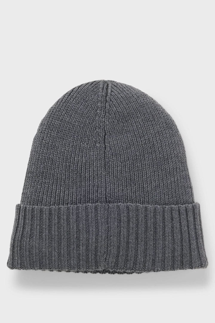 Tuque en laine vierge à maille épaisse BOSS, gris, avec plaque logo en tissu enduit, style moderne et chaud pour l'hiver.