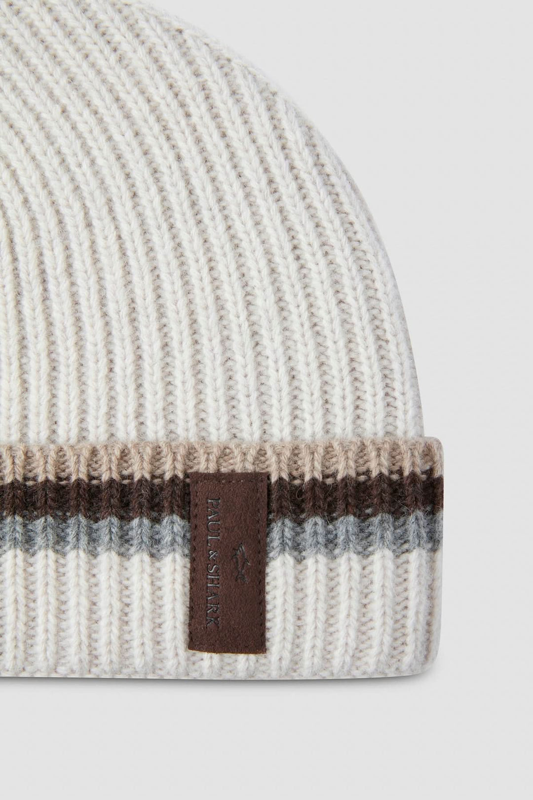 Tuque à revers en tricot côtelé avec rayures contrastantes et étiquette en cuir. Idéale pour le froid.