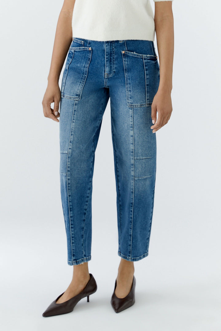 Jean à jambe fuselée avec poches plaquées vue de face pour femme Oui