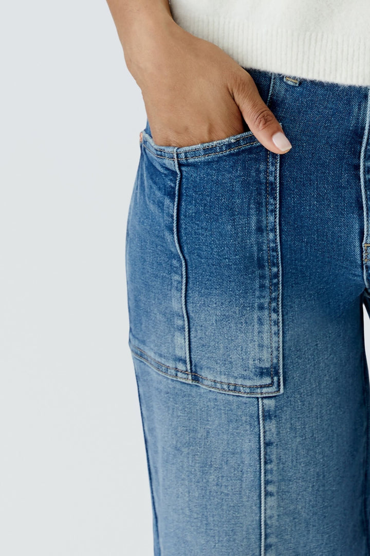 Jean à jambe fuselée bleu à poches plaquées vue de face pour femme Oui