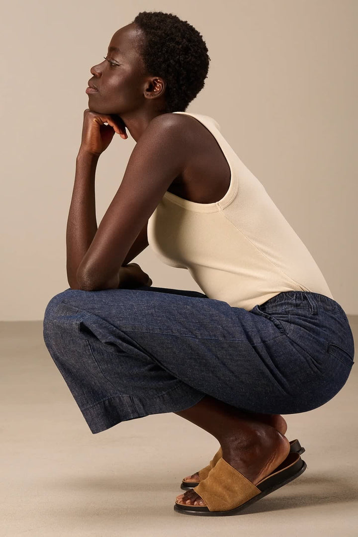 Vue latérale jean ample Nile pour femme bleu avec revers - Valérie Simon