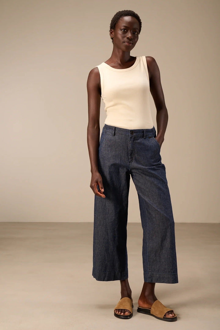 Vue portée jean ample écourté Nile femme noir avec détails usés - Valérie Simon