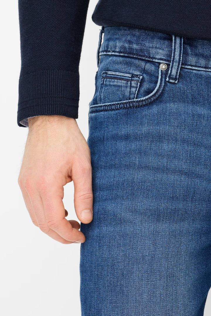 Vue de côté jean délavé extensible Brax pour homme gris foncé avec coutures apparentes - Valérie Simon