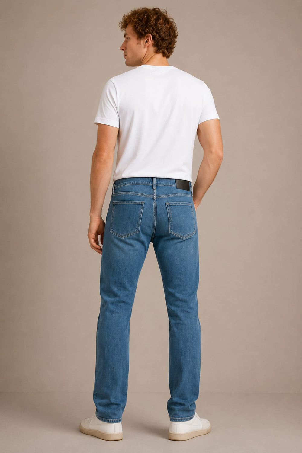 Vue de côté jean délavé coupe classique Paige pour homme bleu avec détails usés - Valérie Simon