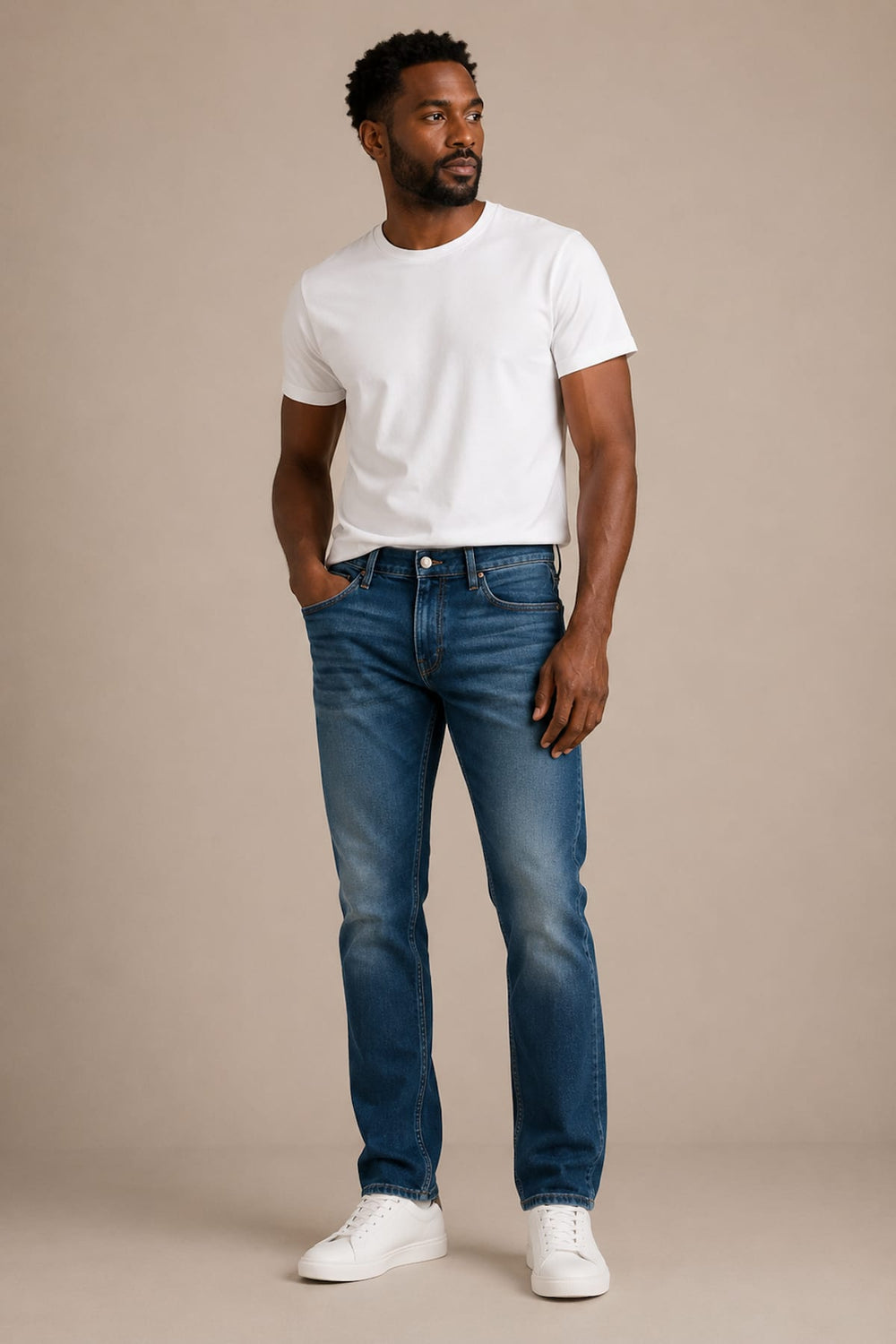Vue de face jean délavé Paige pour homme bleu avec coupe droite - Valérie Simon
