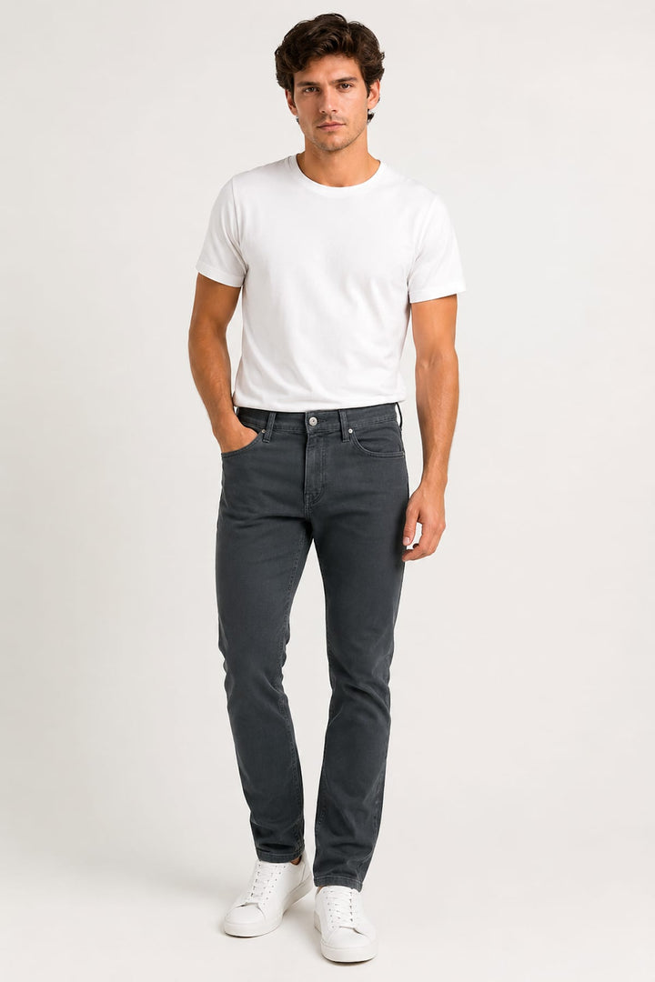 Vue portée jean ajusté Paige pour homme gris avec délavage léger - Valérie Simon