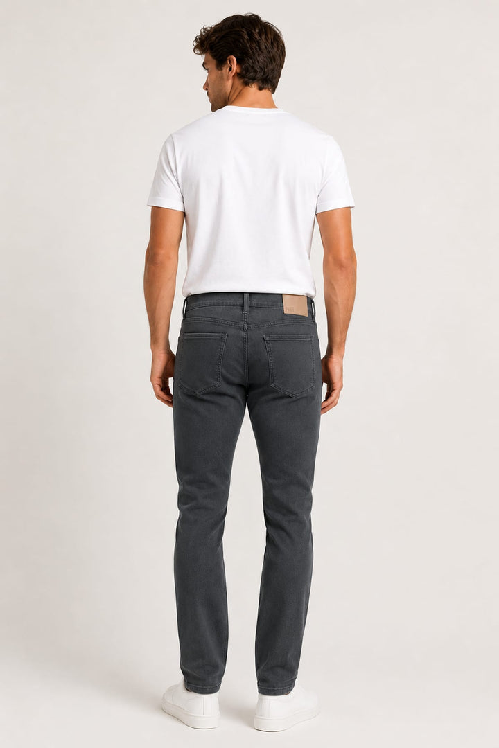 Vue latérale jean extensible ajusté Paige pour homme gris foncé - Valérie Simon