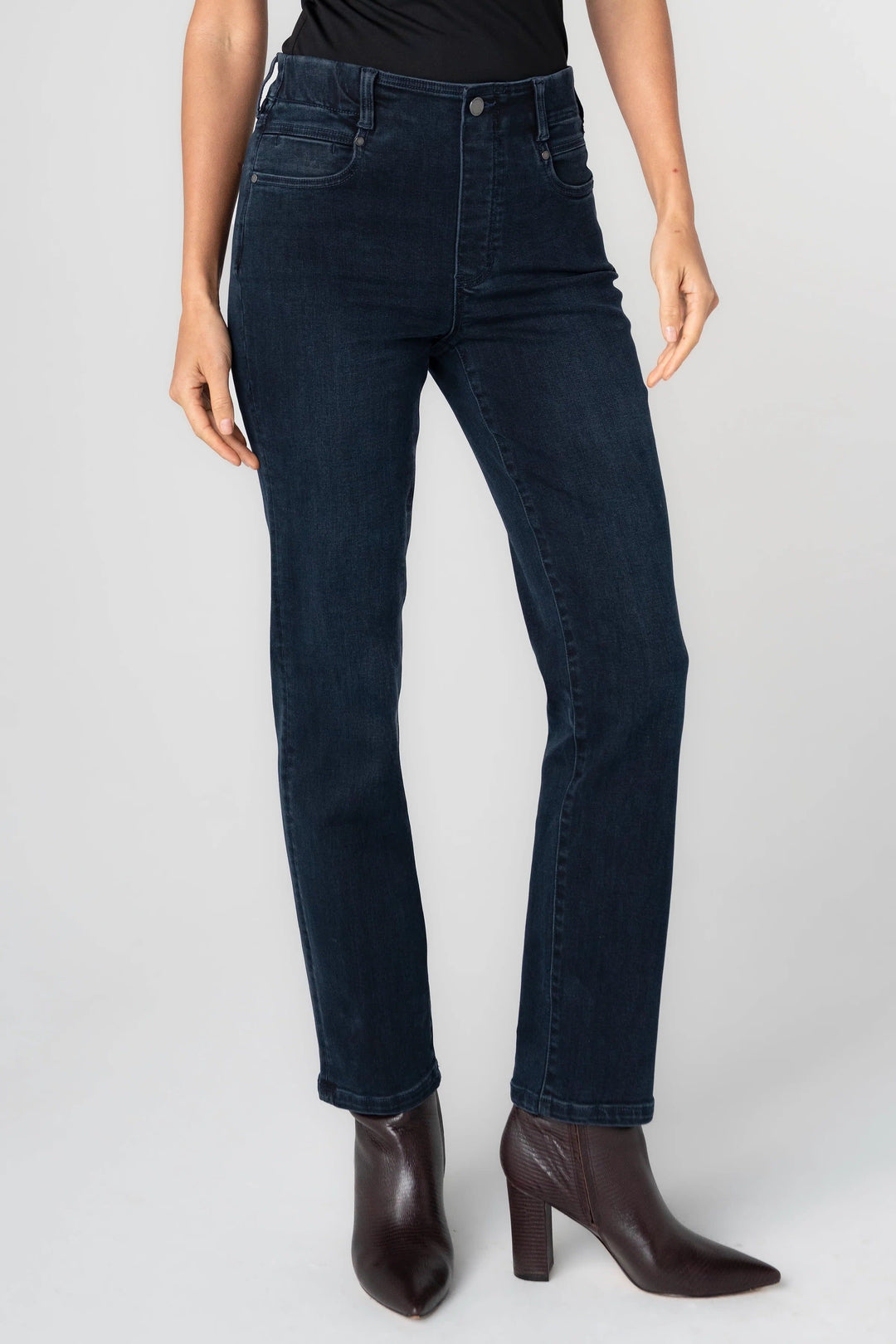 Vue de côté jean droit Liverpool pour femme denim foncé, détails coutures contrastées - Valérie Simon