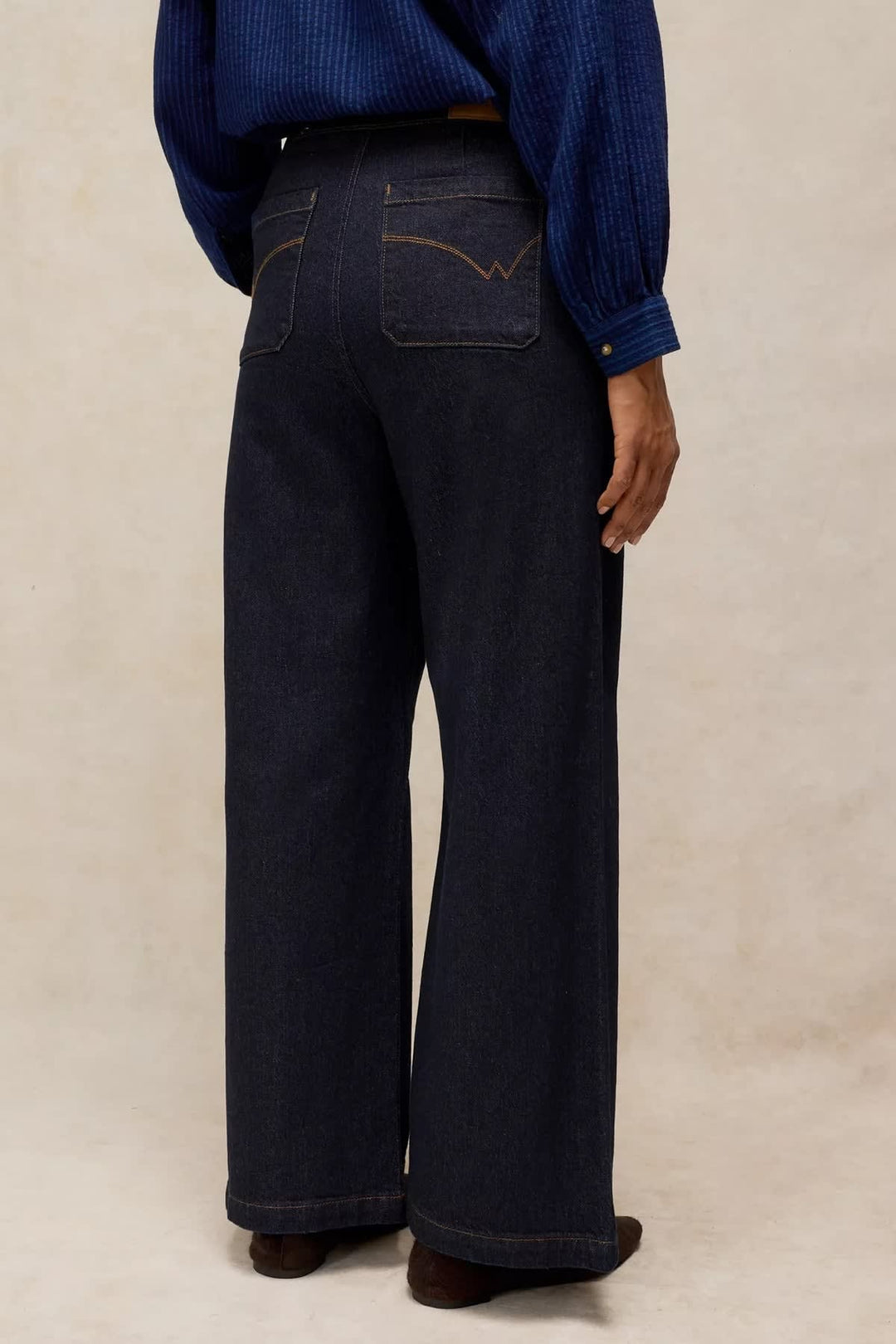Vue latérale jean Reese White Stuff femme bleu détail boutons décoratifs - Valérie Simon