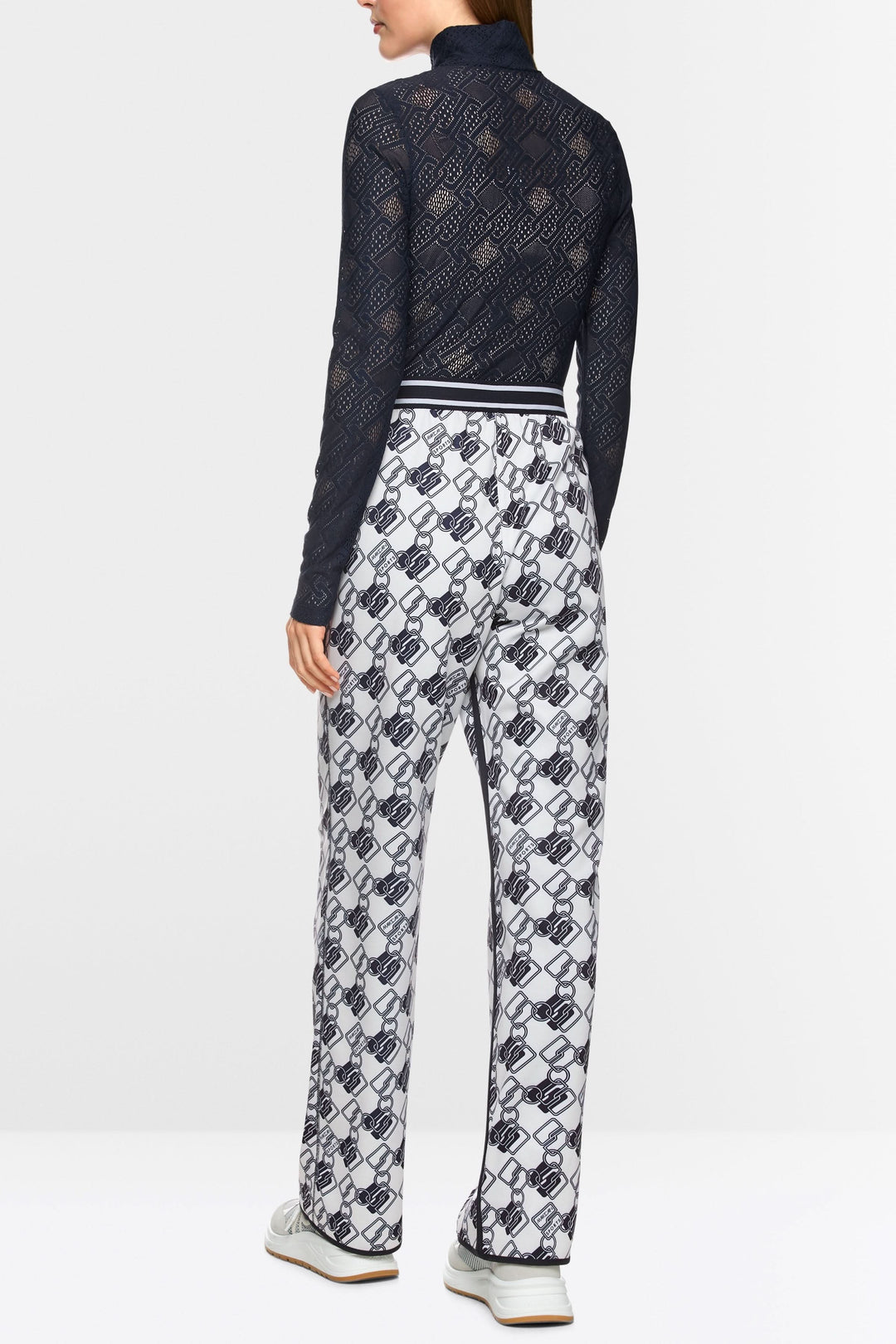 Femme portant un pantalon de jogging réversible Washington avec motif graphique et top à manches longues