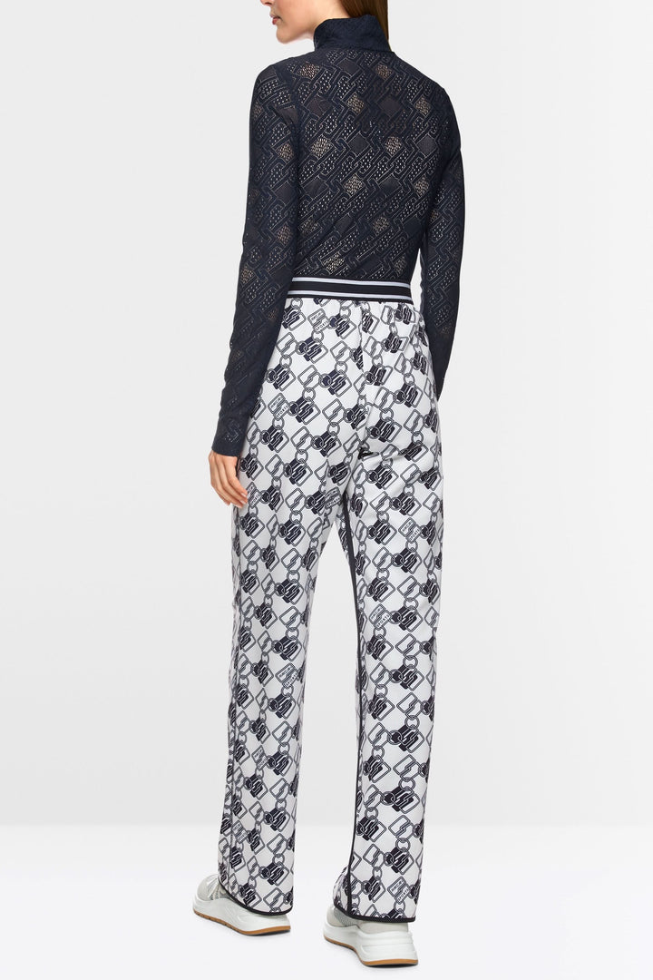 Femme portant un pantalon de jogging réversible Washington avec motif graphique et top à manches longues