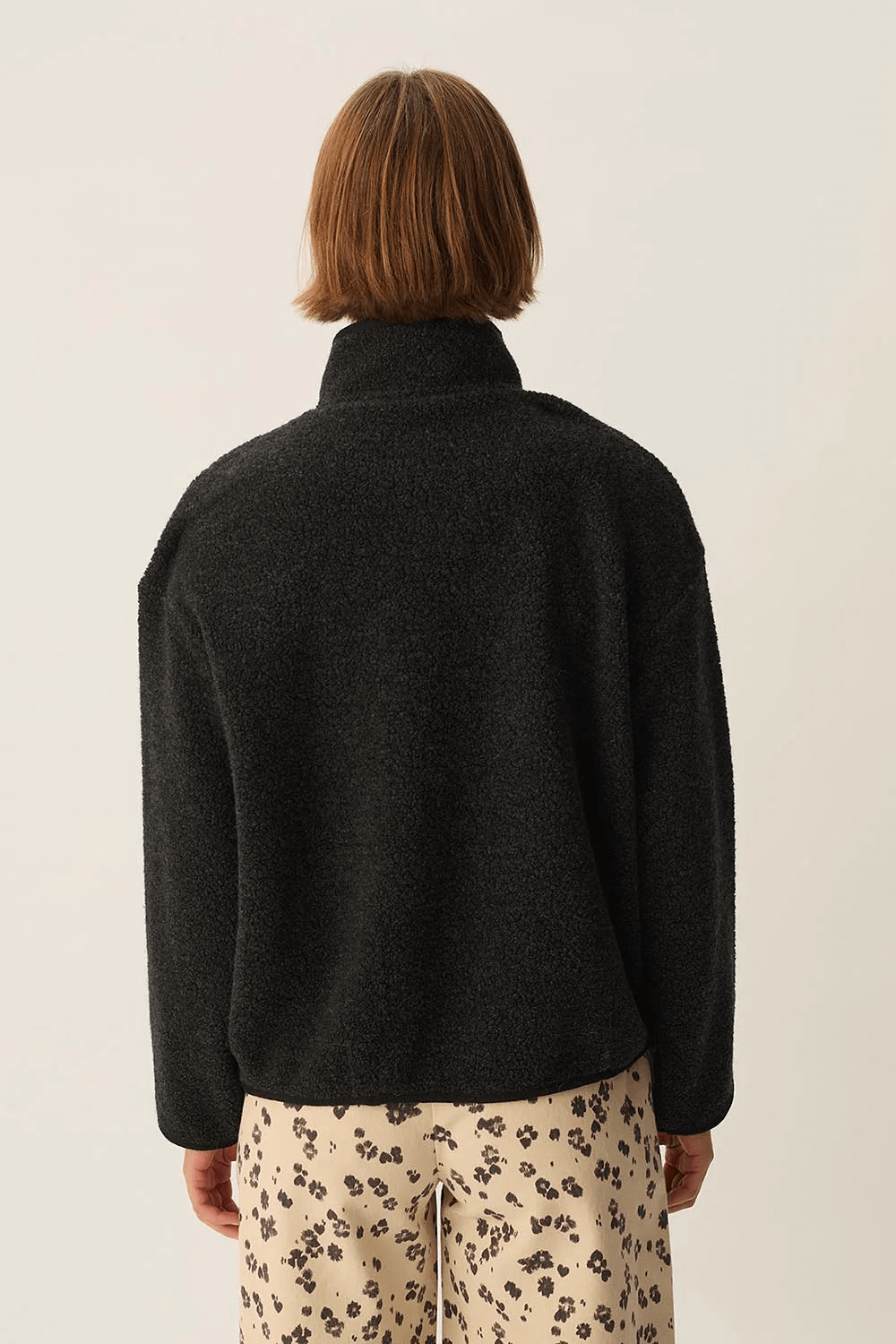 Vue arrière de la Veste Zlavina boutonnée en laine bouclée, col montant structuré, confectionnée pour la mi-saison et l'hiver.