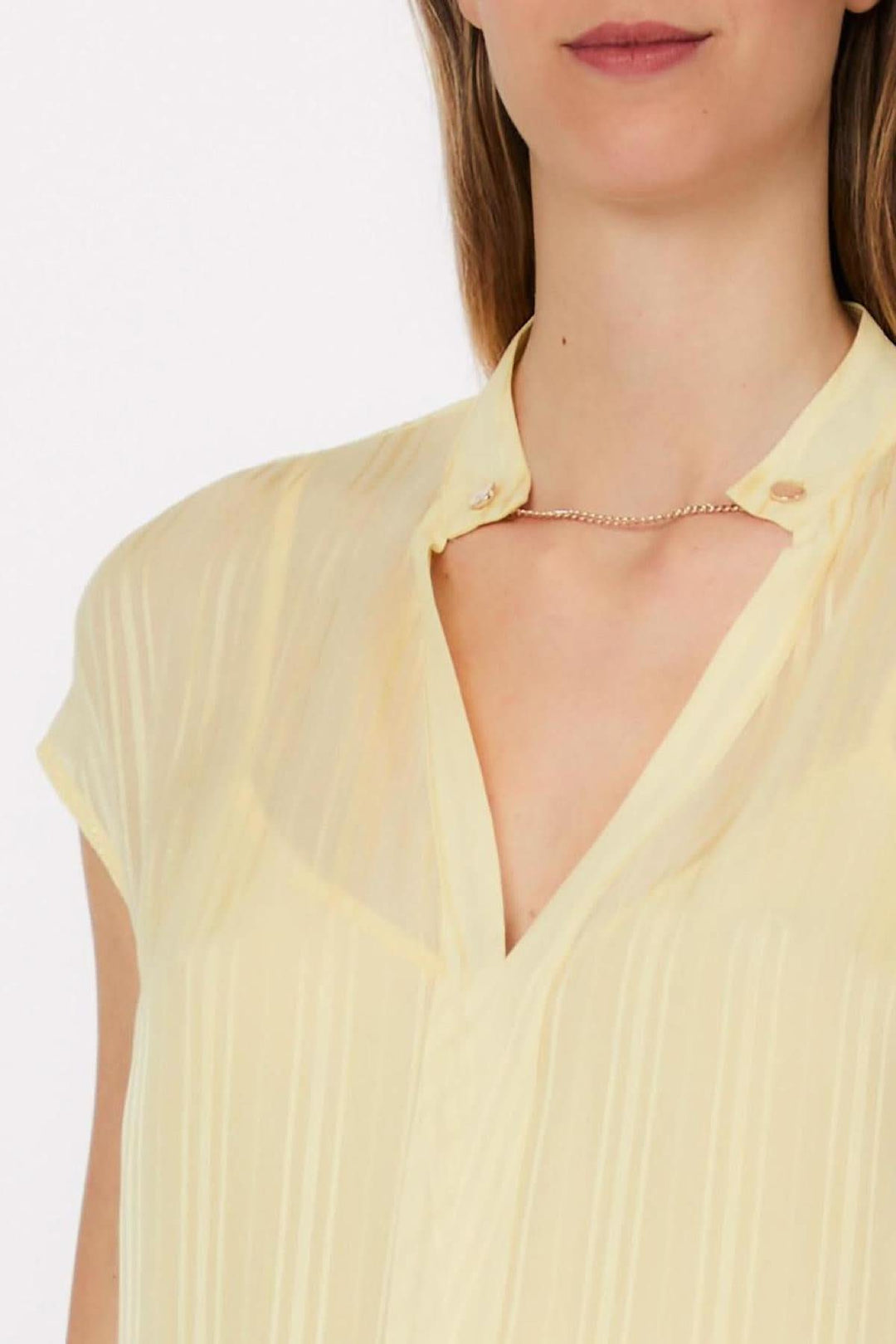 Blouse fluide à encolure ouverte