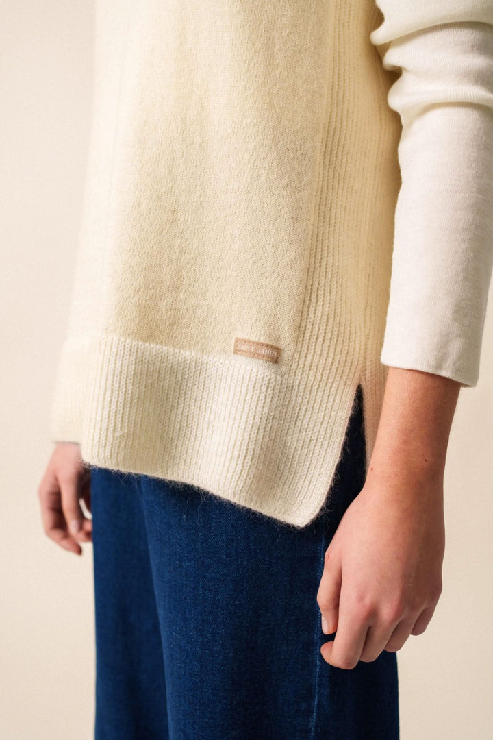 Veste LA CLUSAZ en jersey, avec emmanchure côtelée et détail utilitaire à l'épaule, portée sur un jean bleu.