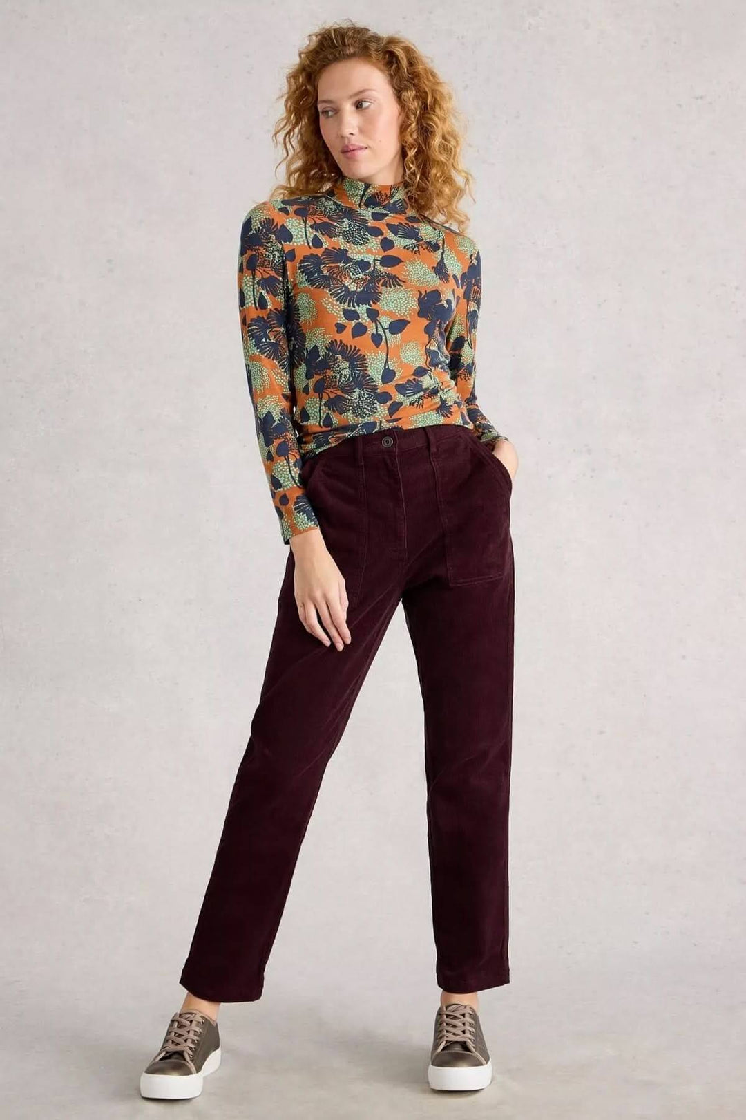 Pantalon Twister en velours côtelé avec grandes poches, coupe droite fuselée pour un style casual-chic. Parfait avec un chandail en maille.