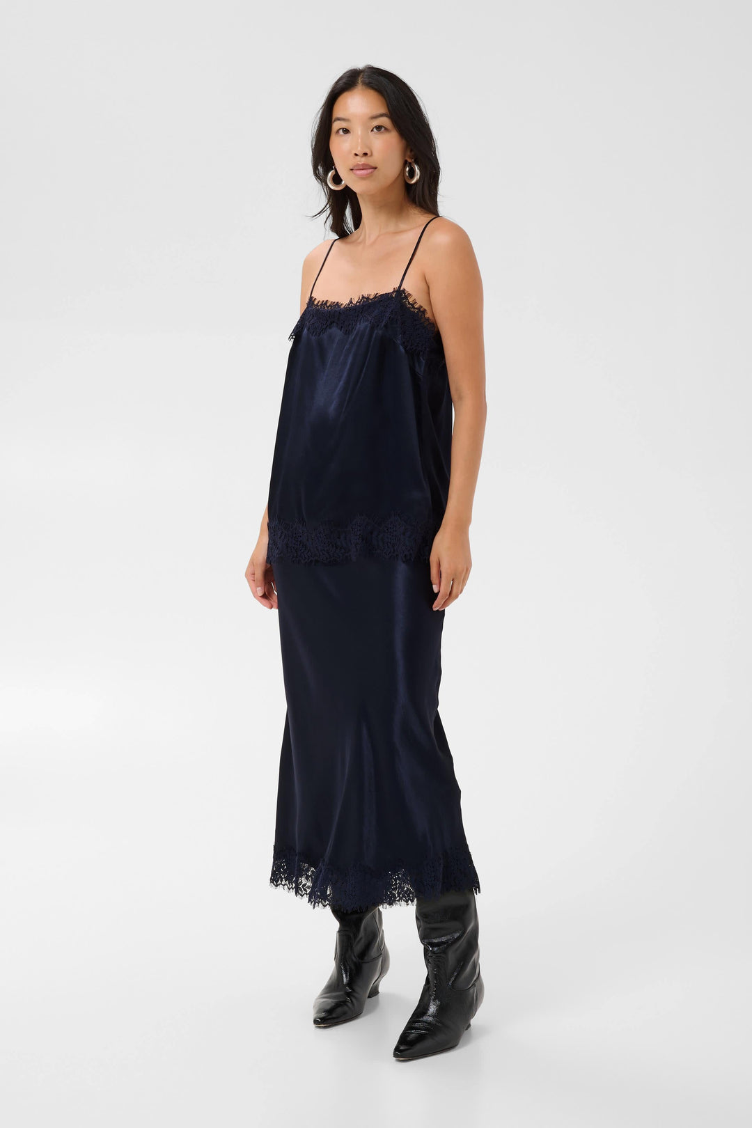 Jupe midi satinée noire avec bordure en dentelle vue de face pour femme Part Two