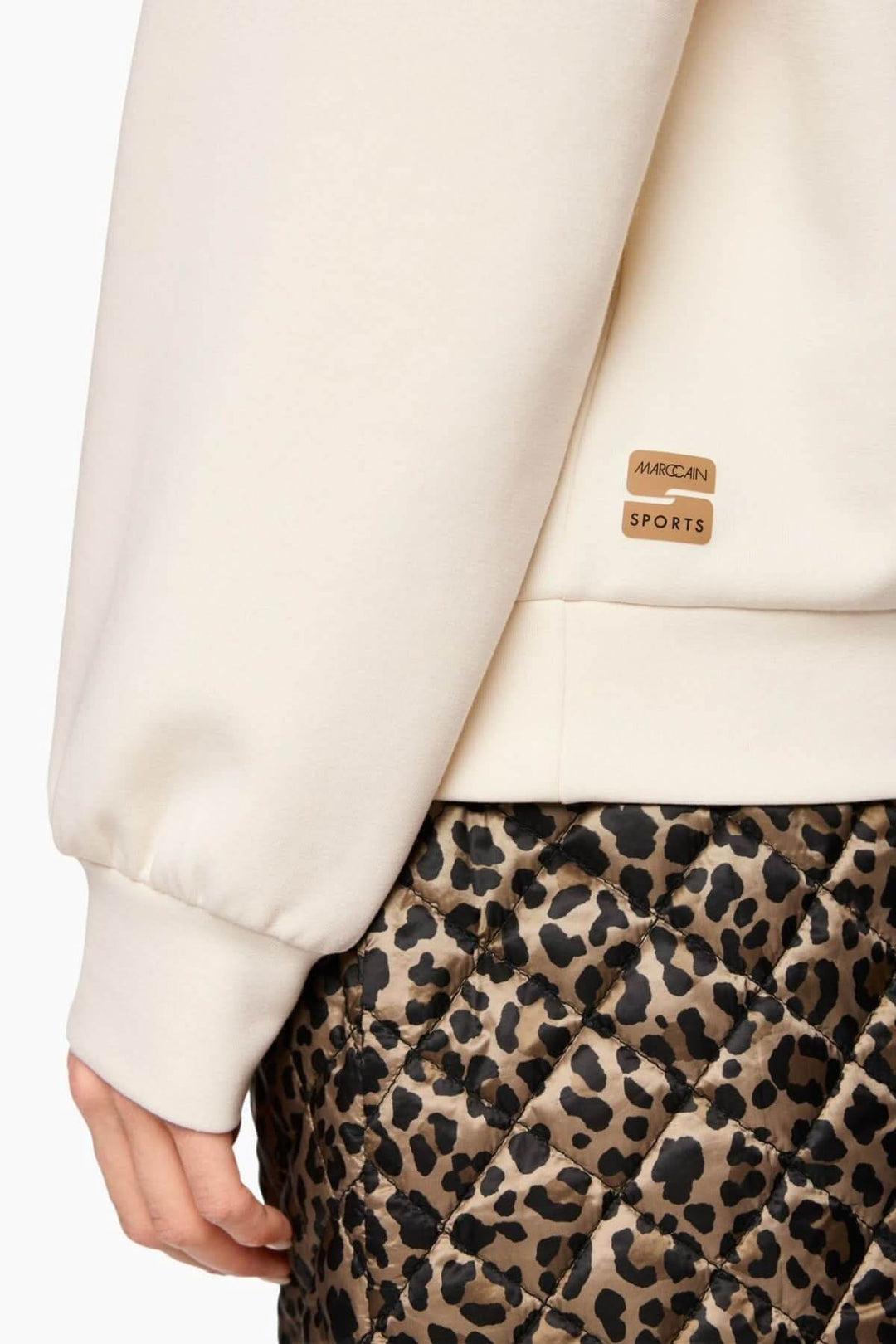 Vue arrière du coton ouaté imprimé chien, détail du design sportif en bas et manches longues, style décontracté.