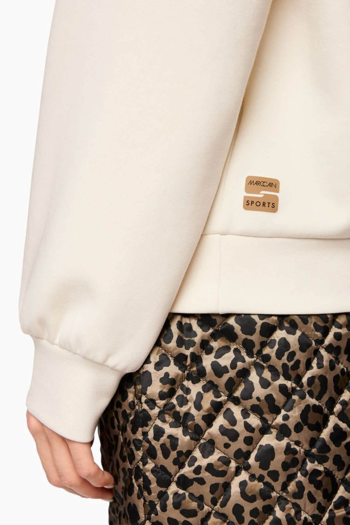 Vue arrière du coton ouaté imprimé chien, détail du design sportif en bas et manches longues, style décontracté.