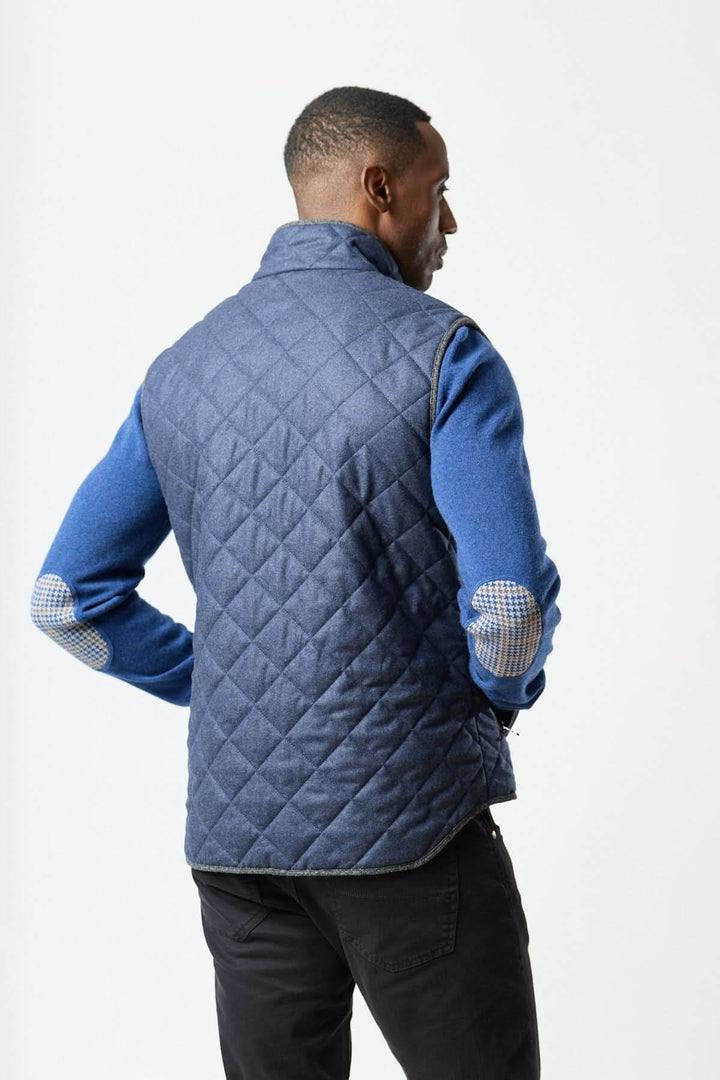 Homme portant une veste sans manches matelassée en laine Vitale Barberis, élégance italienne moderne et fonctionnelle.