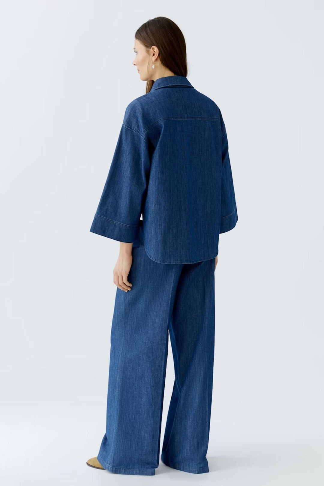 Veste courte en denim avec manches larges et pantalon assorti, vue de dos, style moderne et décontracté.