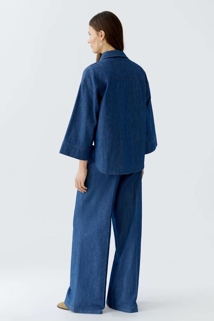 Veste courte en denim avec manches larges et pantalon assorti, vue de dos, style moderne et décontracté.