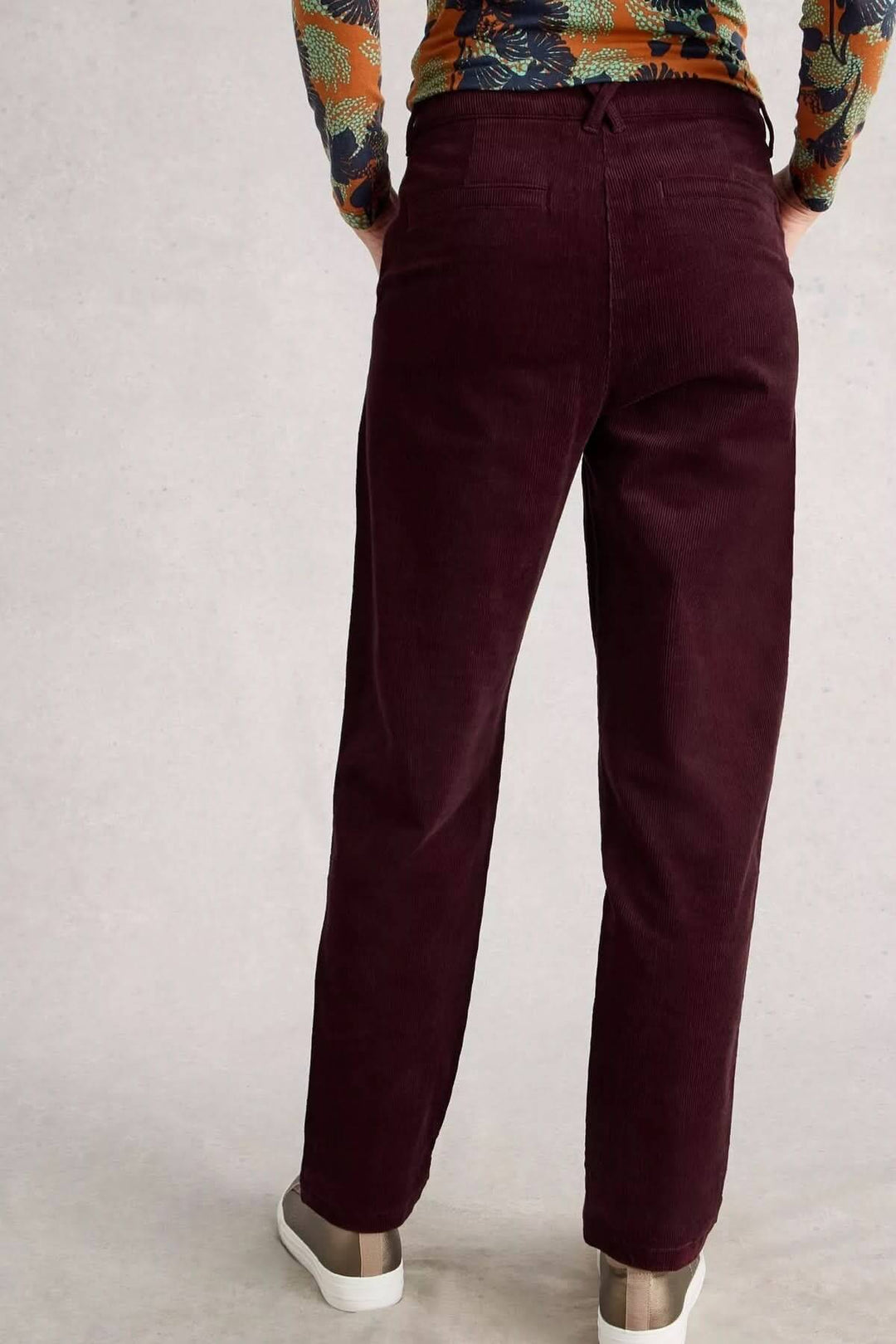 Pantalon Twister en velours côtelé avec coupe droite fuselée et grandes poches, style casual-chic pour l'automne.
